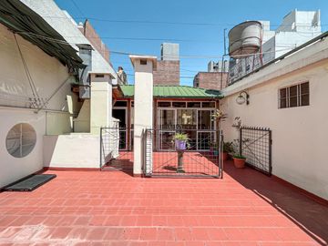 Casa de 3 dormitorios con terraza y quincho a metros de Bv. Oroño
