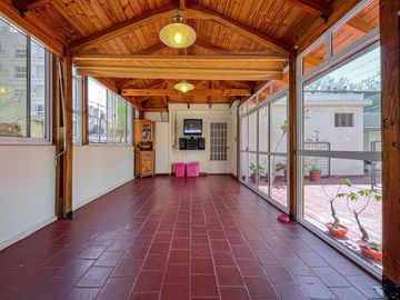 Casa de 3 dormitorios con terraza y quincho a metros de Bv. Oroño