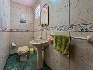 Casa de 3 dormitorios con terraza y quincho a metros de Bv. Oroño