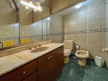 Casa de 3 dormitorios con terraza y quincho a metros de Bv. Oroño