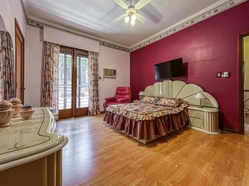 Casa de 3 dormitorios con terraza y quincho a metros de Bv. Oroño