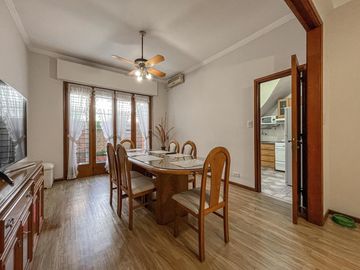 Casa de 3 dormitorios con terraza y quincho a metros de Bv. Oroño