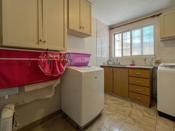 Casa de 3 dormitorios con terraza y quincho a metros de Bv. Oroño