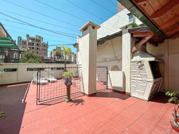 Casa de 3 dormitorios con terraza y quincho a metros de Bv. Oroño