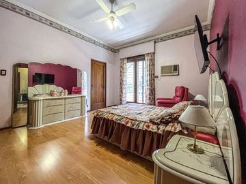 Casa de 3 dormitorios con terraza y quincho a metros de Bv. Oroño