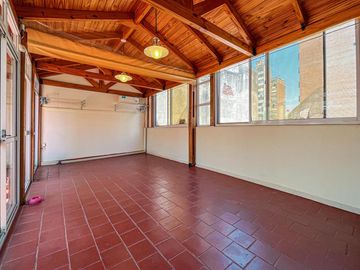 Casa de 3 dormitorios con terraza y quincho a metros de Bv. Oroño