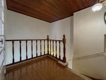 Casa de 3 dormitorios con terraza y quincho a metros de Bv. Oroño