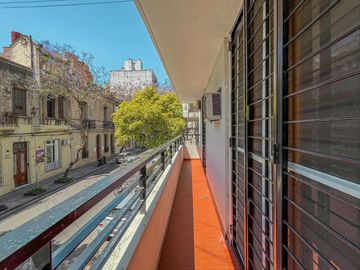 Casa de 3 dormitorios con terraza y quincho a metros de Bv. Oroño