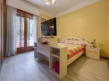 Casa de 3 dormitorios con terraza y quincho a metros de Bv. Oroño