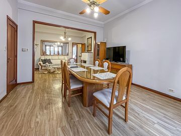 Casa de 3 dormitorios con terraza y quincho a metros de Bv. Oroño