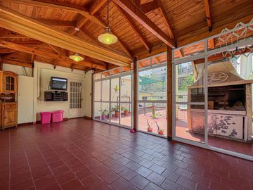Casa de 3 dormitorios con terraza y quincho a metros de Bv. Oroño