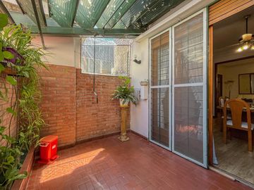 Casa de 3 dormitorios con terraza y quincho a metros de Bv. Oroño