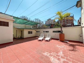 Casa de 3 dormitorios con terraza y quincho a metros de Bv. Oroño