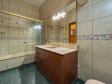 Casa de 3 dormitorios con terraza y quincho a metros de Bv. Oroño