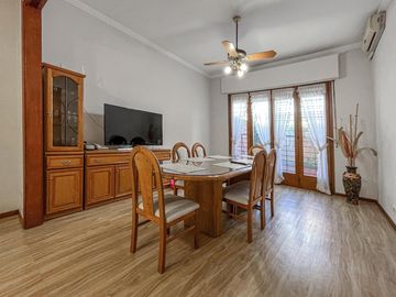 Casa de 3 dormitorios con terraza y quincho a metros de Bv. Oroño