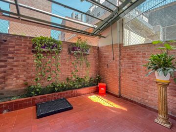 Casa de 3 dormitorios con terraza y quincho a metros de Bv. Oroño