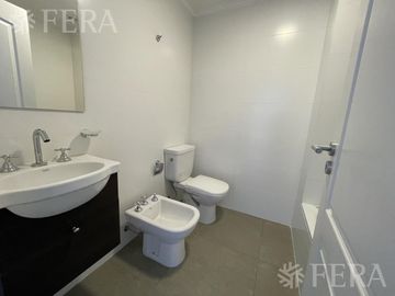 Venta departamento de 3 ambientes con patio y cochera en Wilde (31189)