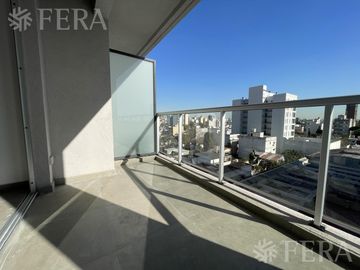 Venta departamento de 3 ambientes con patio y cochera en Wilde (31189)