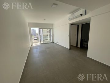Venta departamento de 3 ambientes con patio y cochera en Wilde (31189)