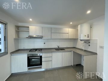 Venta departamento de 3 ambientes con patio y cochera en Wilde (31189)