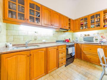 VENTA / PERMUTA - Casa con 3 dormitorios, dos patios y cochera automatizada en barrio 