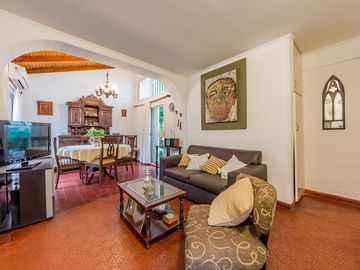 VENTA / PERMUTA - Casa con 3 dormitorios, dos patios y cochera automatizada en barrio 