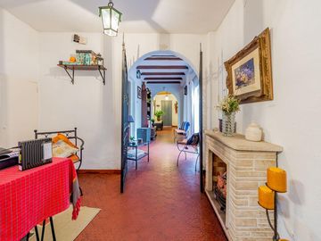 VENTA / PERMUTA - Casa con 3 dormitorios, dos patios y cochera automatizada en barrio 