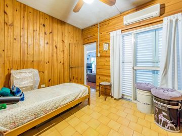VENTA / PERMUTA - Casa con 3 dormitorios, dos patios y cochera automatizada en barrio 