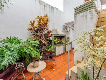 VENTA / PERMUTA - Casa con 3 dormitorios, dos patios y cochera automatizada en barrio 