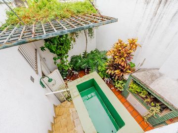 VENTA / PERMUTA - Casa con 3 dormitorios, dos patios y cochera automatizada en barrio 