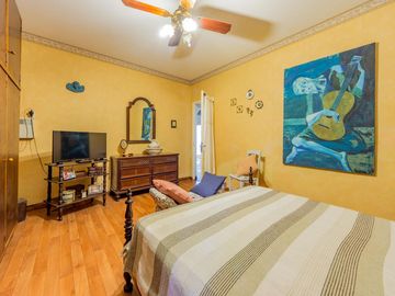 VENTA / PERMUTA - Casa con 3 dormitorios, dos patios y cochera automatizada en barrio 