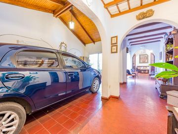 VENTA / PERMUTA - Casa con 3 dormitorios, dos patios y cochera automatizada en barrio 