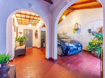VENTA / PERMUTA - Casa con 3 dormitorios, dos patios y cochera automatizada en barrio 