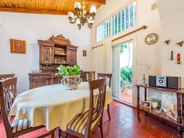 VENTA / PERMUTA - Casa con 3 dormitorios, dos patios y cochera automatizada en barrio 