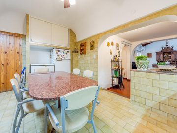 VENTA / PERMUTA - Casa con 3 dormitorios, dos patios y cochera automatizada en barrio 