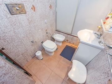 VENTA / PERMUTA - Casa con 3 dormitorios, dos patios y cochera automatizada en barrio 