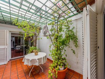 VENTA / PERMUTA - Casa con 3 dormitorios, dos patios y cochera automatizada en barrio 