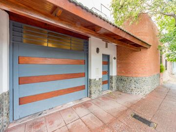 VENTA / PERMUTA - Casa con 3 dormitorios, dos patios y cochera automatizada en barrio 
