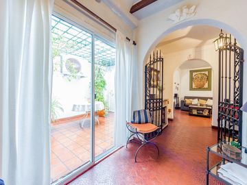 VENTA / PERMUTA - Casa con 3 dormitorios, dos patios y cochera automatizada en barrio 