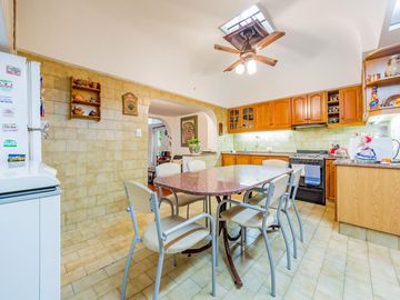 VENTA / PERMUTA - Casa con 3 dormitorios, dos patios y cochera automatizada en barrio 