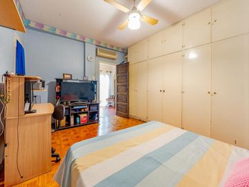 VENTA / PERMUTA - Casa con 3 dormitorios, dos patios y cochera automatizada en barrio 