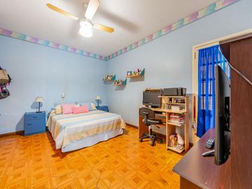 VENTA / PERMUTA - Casa con 3 dormitorios, dos patios y cochera automatizada en barrio 