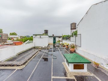 VENTA / PERMUTA - Casa con 3 dormitorios, dos patios y cochera automatizada en barrio 