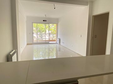 Venta Departamento -Semipisos 3  ambientes a estrenar con cochera descubierta - Plaza Irlanda