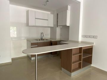 Venta Departamento -Semipisos 3  ambientes a estrenar con cochera descubierta - Plaza Irlanda