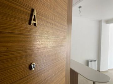 Venta Departamento -Semipisos 3  ambientes a estrenar con cochera descubierta - Plaza Irlanda
