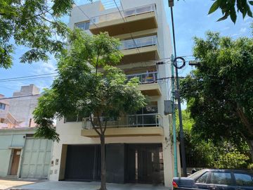 Venta Departamento -Semipisos 3  ambientes a estrenar con cochera descubierta - Plaza Irlanda
