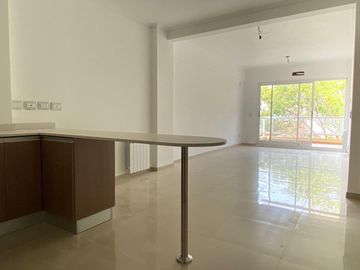 Venta Departamento -Semipisos 3  ambientes a estrenar con cochera descubierta - Plaza Irlanda
