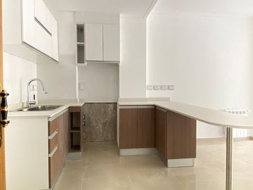 Venta Departamento -Semipisos 3  ambientes a estrenar con cochera descubierta - Plaza Irlanda