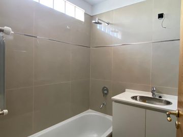 Venta Departamento -Semipisos 3  ambientes a estrenar con cochera descubierta - Plaza Irlanda